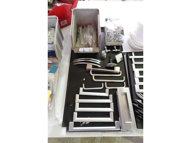 Lot klinken, handgrepen, scharnieren, kapstokken - afbeelding 10 van  13