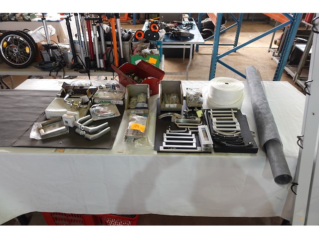 Lot klinken, handgrepen, scharnieren, kapstokken - afbeelding 1 van  13