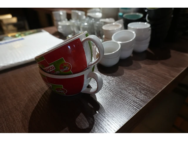 Lot koffietassen, aperitiefschaaltjes, ovenschoteltjes en sauskommetjes - afbeelding 2 van  11