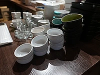 Lot koffietassen, aperitiefschaaltjes, ovenschoteltjes en sauskommetjes - afbeelding 3 van  11