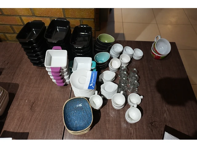 Lot koffietassen, aperitiefschaaltjes, ovenschoteltjes en sauskommetjes - afbeelding 1 van  11