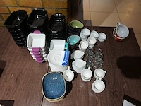 Lot koffietassen, aperitiefschaaltjes, ovenschoteltjes en sauskommetjes