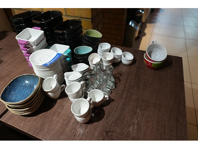 Lot koffietassen, aperitiefschaaltjes, ovenschoteltjes en sauskommetjes - afbeelding 6 van  11