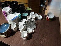 Lot koffietassen, aperitiefschaaltjes, ovenschoteltjes en sauskommetjes - afbeelding 6 van  11