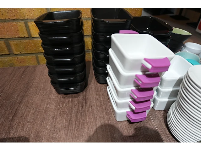 Lot koffietassen, aperitiefschaaltjes, ovenschoteltjes en sauskommetjes - afbeelding 8 van  11
