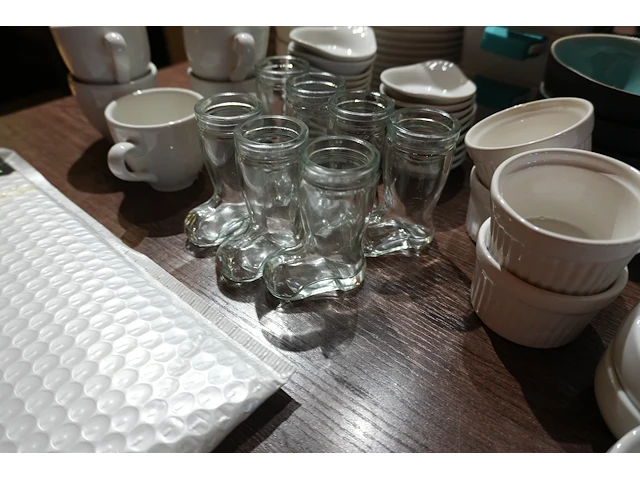 Lot koffietassen, aperitiefschaaltjes, ovenschoteltjes en sauskommetjes - afbeelding 11 van  11