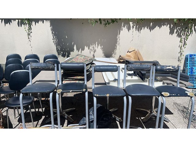 Lot krukken en stoelen - afbeelding 1 van  2