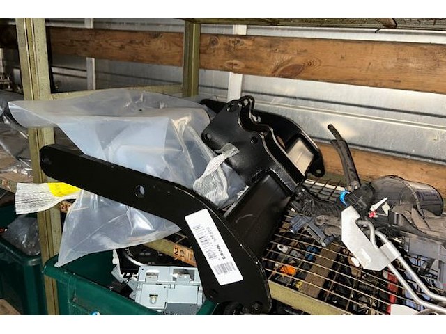 Lot land rover auto onderdelen op linkse rek - afbeelding 6 van  9