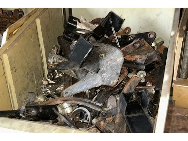 Lot land rover auto onderdelen op linkse rek - afbeelding 8 van  9