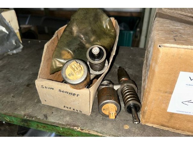 Lot land rover auto onderdelen op middenste rek - afbeelding 6 van  8