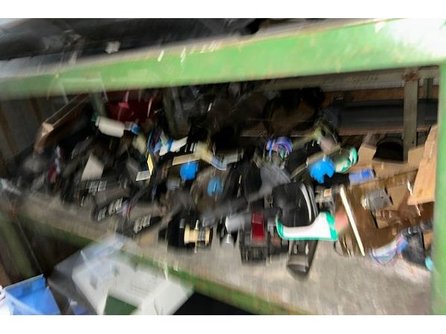 Lot land rover auto onderdelen op middenste rek - afbeelding 7 van  8