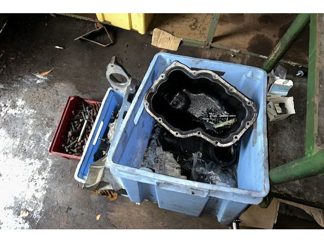 Lot land rover auto onderdelen op middenste rek - afbeelding 8 van  8