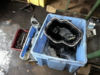 Lot land rover auto onderdelen op middenste rek - afbeelding 8 van  8