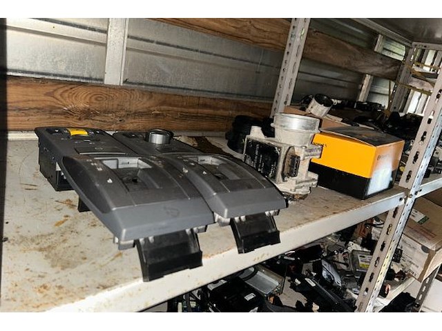 Lot land rover auto onderdelen op rechter rek - afbeelding 2 van  11