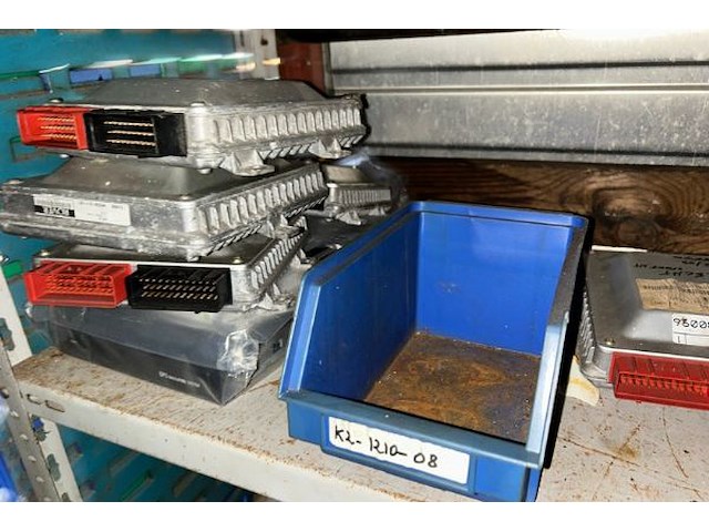 Lot land rover auto onderdelen op rechter rek - afbeelding 3 van  11