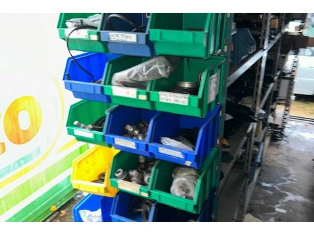 Lot land rover auto onderdelen op rechter rek - afbeelding 7 van  11