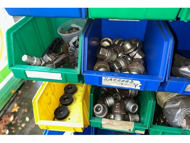 Lot land rover auto onderdelen op rechter rek - afbeelding 8 van  11