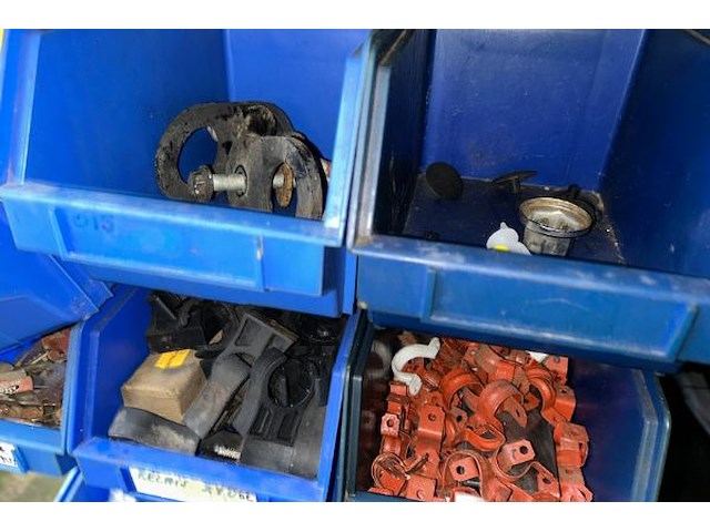 Lot land rover auto onderdelen op rechter rek - afbeelding 9 van  11