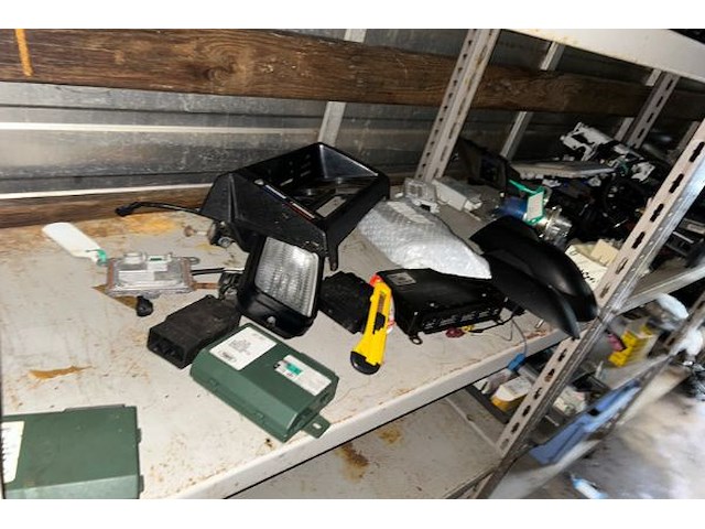 Lot land rover auto onderdelen op rechter rek - afbeelding 10 van  11