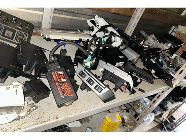 Lot land rover auto onderdelen op rechter rek - afbeelding 11 van  11