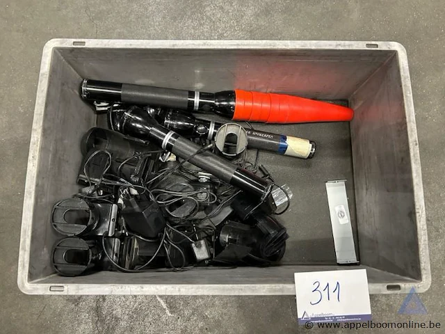 Lot maglite zaklampen, inclusief laders en houders. werking niet gekend. - afbeelding 1 van  2