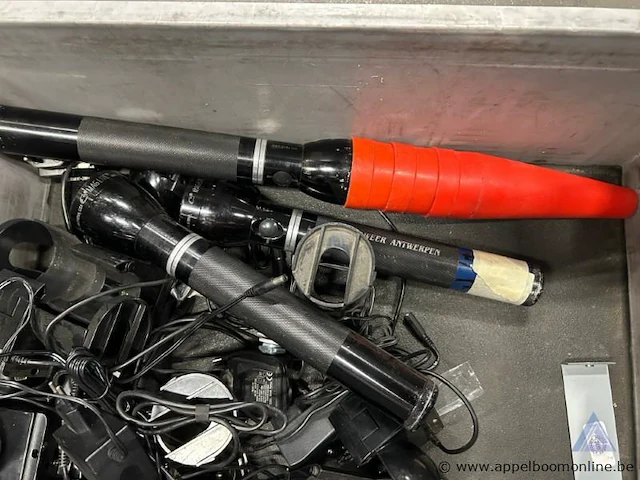 Lot maglite zaklampen, inclusief laders en houders. werking niet gekend. - afbeelding 2 van  2