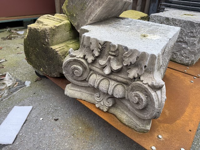 Lot massieve antieke stenen - afbeelding 1 van  4