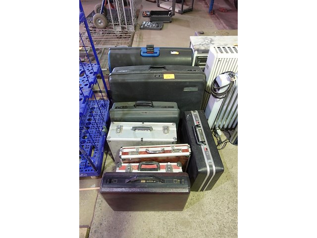 Lot met 8 koffers - afbeelding 1 van  4