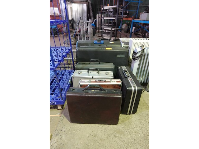 Lot met 8 koffers - afbeelding 2 van  4
