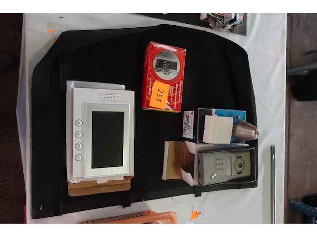 Lot met deurbel met camera, deuralarm en bel - afbeelding 1 van  4