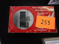 Lot met deurbel met camera, deuralarm en bel - afbeelding 3 van  4