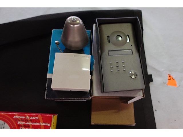 Lot met deurbel met camera, deuralarm en bel - afbeelding 4 van  4