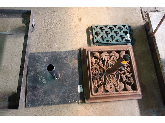 Lot met gietijzeren parasolvoet en roosters en parasolvoet - afbeelding 1 van  3