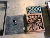 Lot met gietijzeren parasolvoet en roosters en parasolvoet - afbeelding 1 van  3