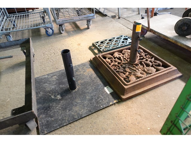 Lot met gietijzeren parasolvoet en roosters en parasolvoet - afbeelding 2 van  3