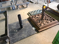 Lot met gietijzeren parasolvoet en roosters en parasolvoet - afbeelding 2 van  3