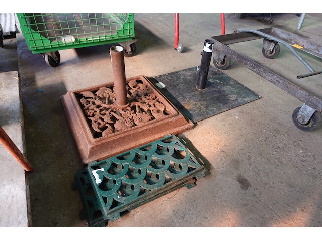 Lot met gietijzeren parasolvoet en roosters en parasolvoet - afbeelding 3 van  3