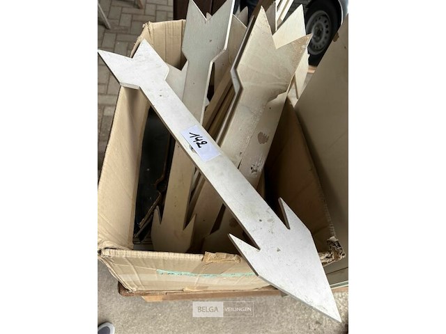 Lot met houten pijlen - afbeelding 1 van  2