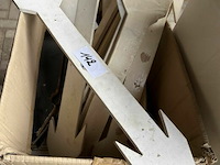 Lot met houten pijlen - afbeelding 1 van  2