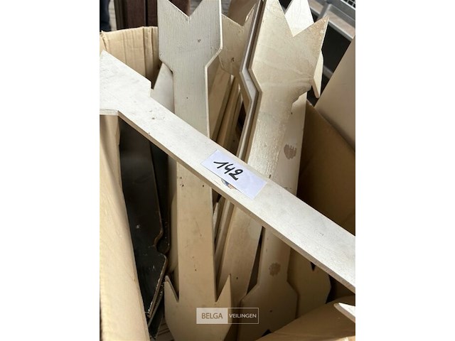 Lot met houten pijlen - afbeelding 2 van  2