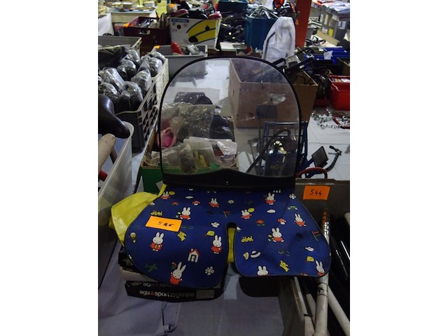 Lot met regenkledij, zadelbeschermers, fietshandschoenen e.a. - afbeelding 1 van  2