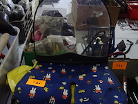 Lot met regenkledij, zadelbeschermers, fietshandschoenen e.a. - afbeelding 1 van  2