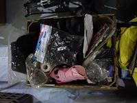 Lot met regenkledij, zadelbeschermers, fietshandschoenen e.a. - afbeelding 2 van  2