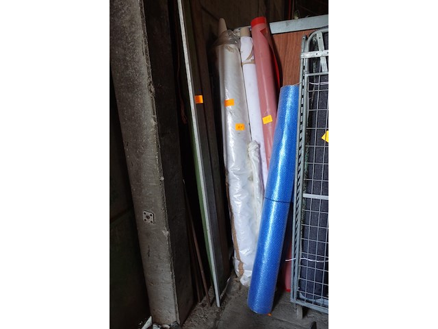 Lot met rollen skai, matrasbeschermer, gordijnstof en luchtkussenfolie - afbeelding 1 van  5