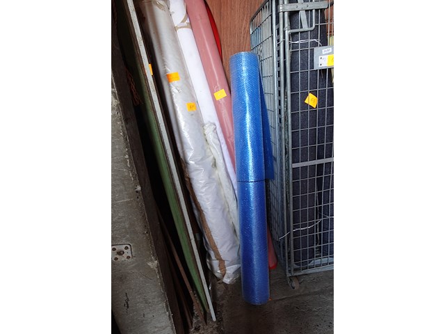 Lot met rollen skai, matrasbeschermer, gordijnstof en luchtkussenfolie - afbeelding 5 van  5