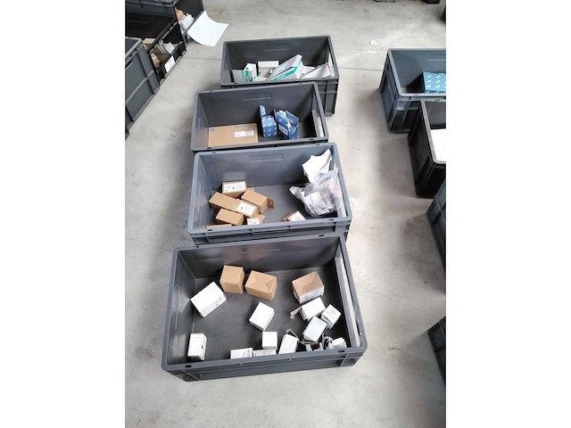 Lot met sanitaire wisselstukken en hulpstukken - geberit, hansgrohe .. - afbeelding 1 van  6
