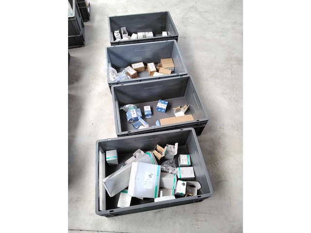 Lot met sanitaire wisselstukken en hulpstukken - geberit, hansgrohe .. - afbeelding 2 van  6