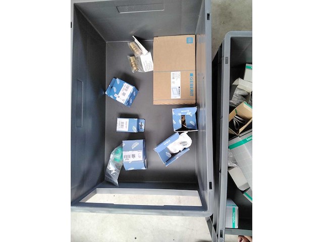 Lot met sanitaire wisselstukken en hulpstukken - geberit, hansgrohe .. - afbeelding 4 van  6