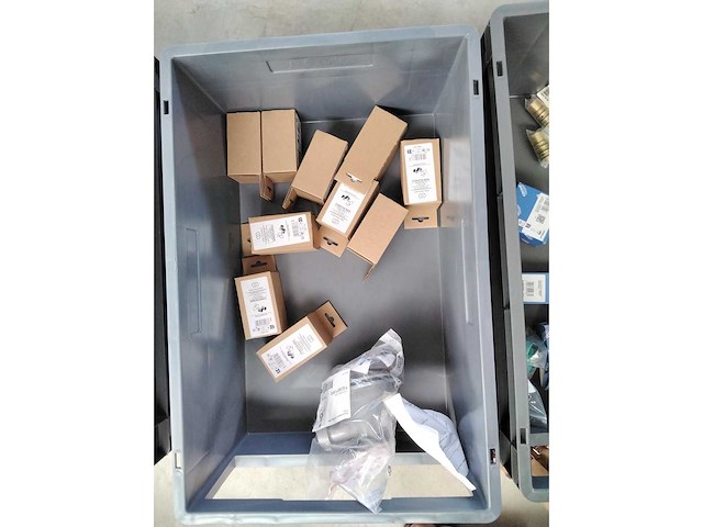 Lot met sanitaire wisselstukken en hulpstukken - geberit, hansgrohe .. - afbeelding 5 van  6
