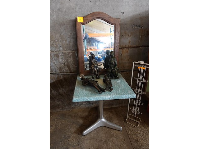 Lot met spiegel met houten rand,beeld 'moeder met kind', 3 beelden (werklieden), terrastafel - afbeelding 1 van  4